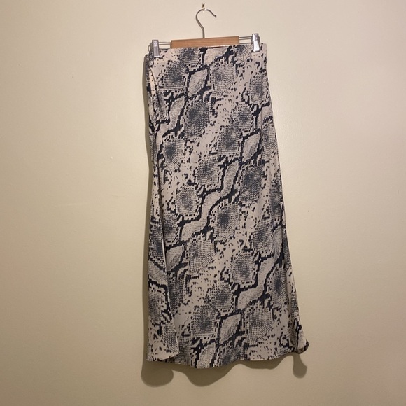Aritzia Wilfred Kyra sneakprint midi skirt Size 4 . Very good condition - Picture 4 of 13